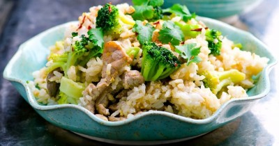 Жареный рис с овощами и соевым соусом в сковороде вок