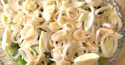 Салат с кольцами кальмара