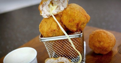 Куриные наггетсы с сыром и острым соусом