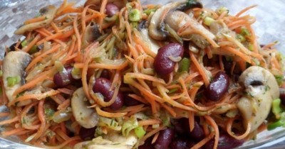 Салат с консервированной фасолью, грибами и соленым огурцом