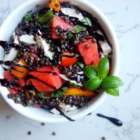 Салат из черной чечевицы с арбузом