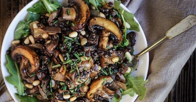 Салат с жареными грибами и луком