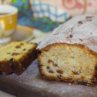 Кекс без кефира и молока с изюмом