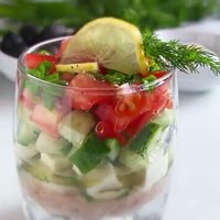 Салат с тунцом помидорами огурцами сыром слоеный