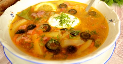 Солянка с говядиной, колбасой, капустой и картошкой