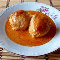 Тефтели в кастрюле с рисом в подливе