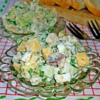 Простой салат с рыбными консервами