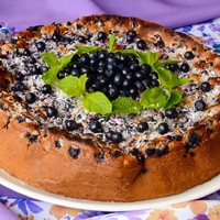 Бисквитный пирог с ягодами