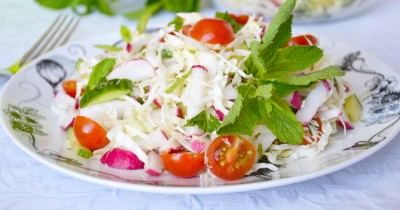 Капустный салат с редисом и мятой