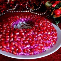Салат Гранатовый браслет с черносливом