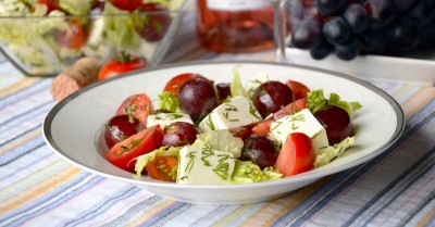 Овощной салат с фетой и виноградом