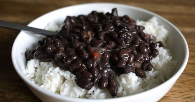 Черные бобы с рисом