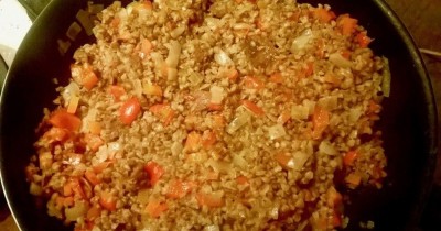 Каша гречневая с овощами и тушенкой