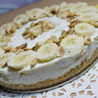 Банановый торт без выпечки из печенья