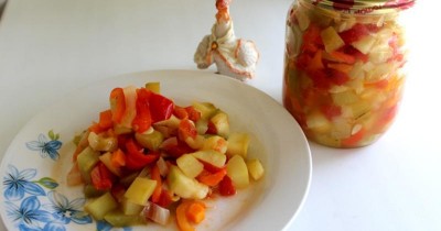 Овощной салат на зиму из кабачка с помидорами и луком