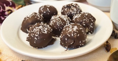 Творожно шоколадные шарики с курагой и орехами