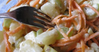 Салат из сельдерея стеблевого с яблоком, йогуртом и морковью