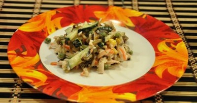 Салат из морской капусты с кальмарами и овощами