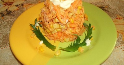 Салат Рыжик с копченой колбасой, кукурузой и морковью