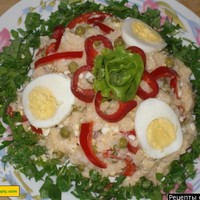 Салат с зеленым горошком и яйцом