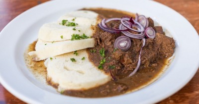 Гуляш с кнедликами по чешски