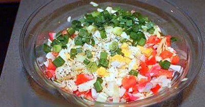Салат с крабовым мясом и капустой и помидорами