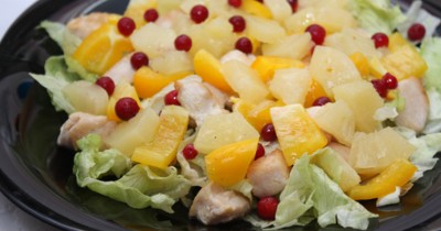 Салат с курицей и ананасами