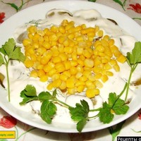 Салат с курицей и грибами и маринованными огурцами