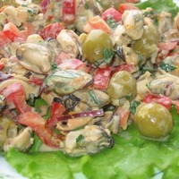Салат с маринованными мидиями и китайской капустой