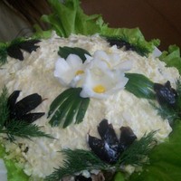 Салат из куры с черносливом с жаренными грибами