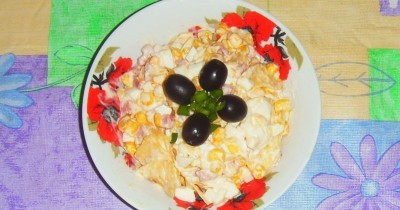 Салат с полукопченой колбасой, чипсами и кукурузой