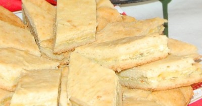 Творожный пирог слоеный с вареньем и сыром