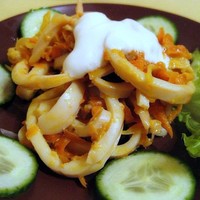 Салат с кальмарами и яйцом со сметаной