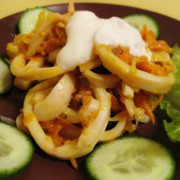 Салат с кальмарами и яйцом