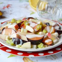 Фруктовый салат с сельдереем и йогуртовой заправкой
