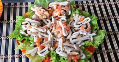 Теплый салат с морепродуктами креветками и кальмарами