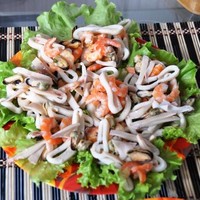 Теплый салат с креветками и морепродуктами