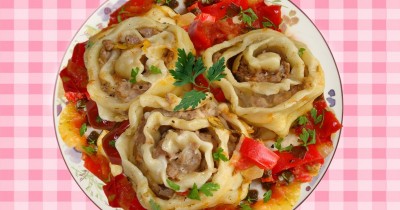 Ленивые пельмени на овощной подушке в духовке