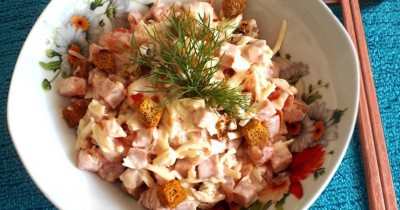 Салат с майонезом, помидорам, сухариками и копченой колбасой