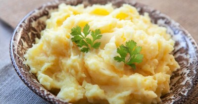 Картофельное пюре с репчатым луком, яйцом и молоком