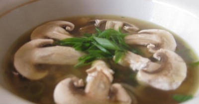 Грибной суп  с курицей с луком-шалотом из шампиньонов