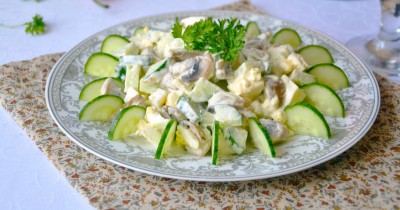 Салат с жареными шампиньонами огурцами и яйцами