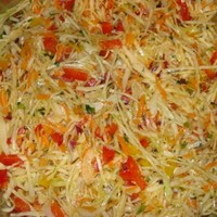 Салат из квашеной капусты с мочеными яблоками и брусникой