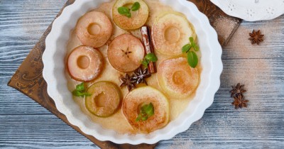 Яблоки кусочками в духовке с корицей горячий десерт