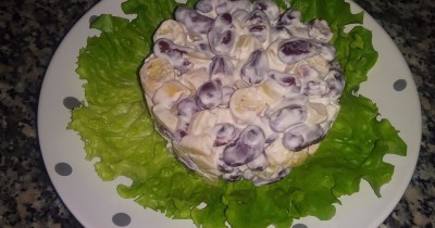 Салат с фасолью и сухариками за 5 минут