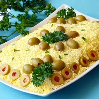 Классический слоеный салат с печенью трески
