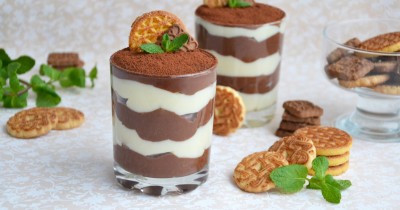 Десерт в стакане с печеньем слоями