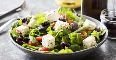 Салат с оливками и сыром