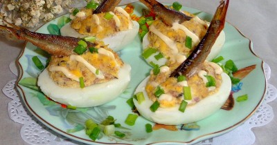Яйца фаршированные шпротами новогодняя закуска