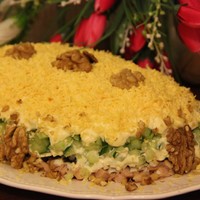 Салат с копчёной курицей, черносливом и грецкими орехами